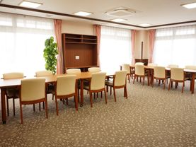食堂は二方向に大きな窓が付いており、広い室内を明るくしている。1テーブルには８名ほどが着席できるので、大勢で食事や話ができる。