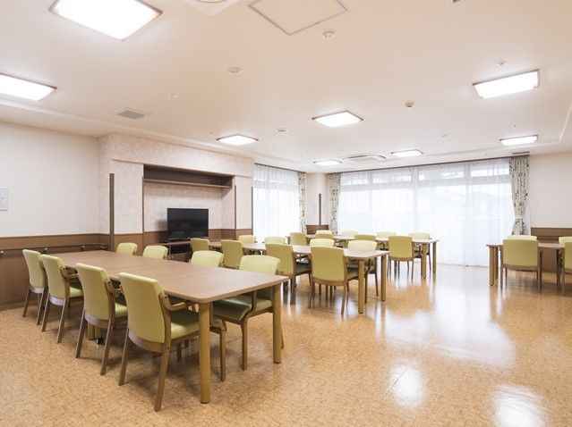 全員で食事がとれるよう食堂はとても広々としている。テレビも設置されているので、食後にテレビ鑑賞もできる。