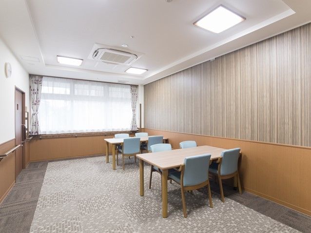 食堂は大きい窓があるので、光が差し込みとても明るい雰囲気になっている。みんなで食事をとれば自然と笑顔があふれる。