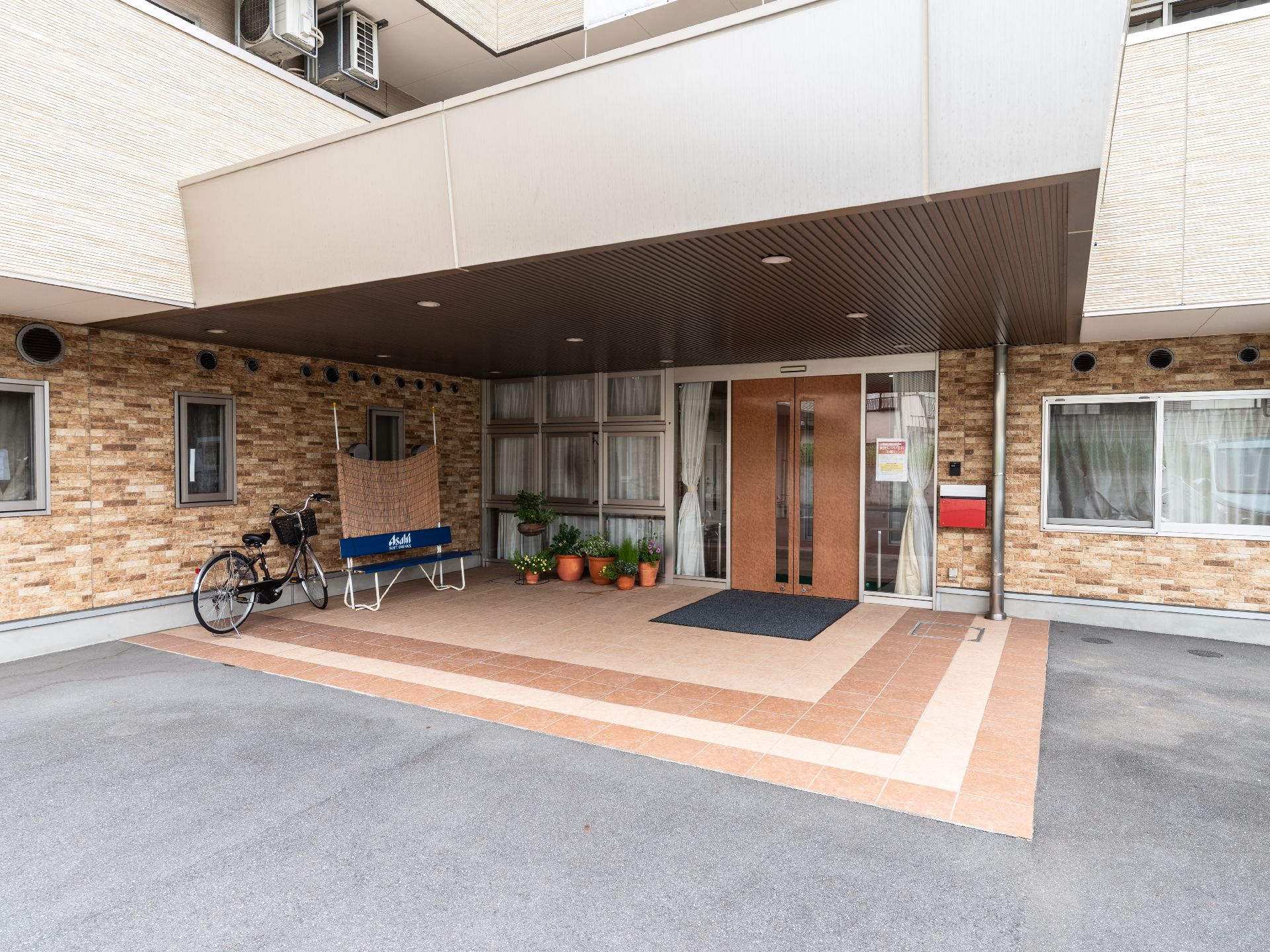 玄関には、屋根や自動ドアを設置