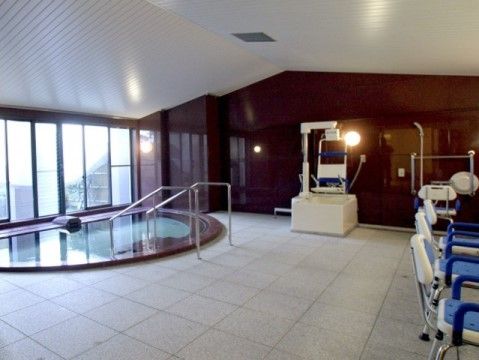 「癒しの高槻館」の大浴室。窓を開ければ露天風呂のような感覚になる。