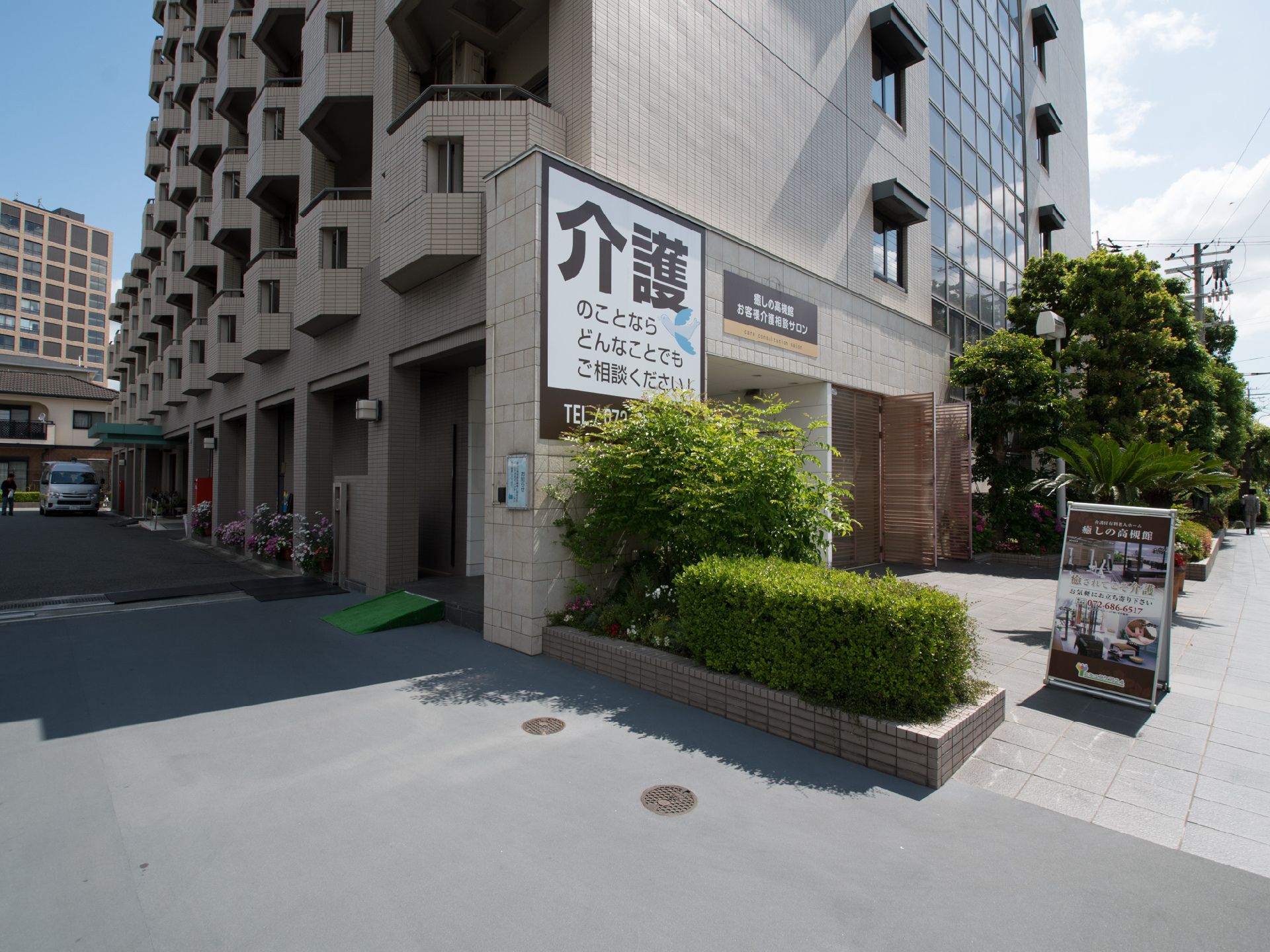 敷地の入り口は広く設けられているので大型のワゴン車などでも十分に出入りすることができるようになっている。奥には車両が停まっているのが見える。
