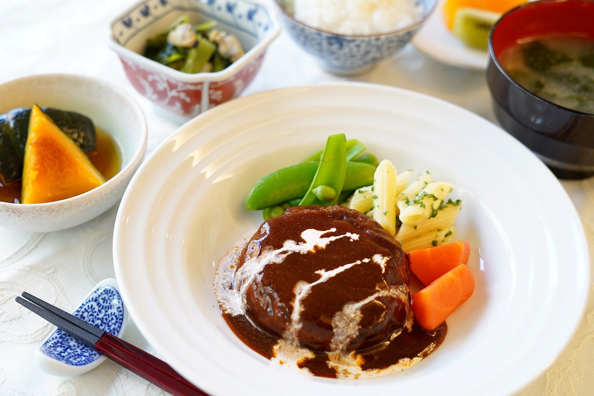 施設の食事が写されている。メニューはカレーライスとお吸い物、ブロッコリーのサラダとフルーツヨーグルト。バランスの良いメニュー。