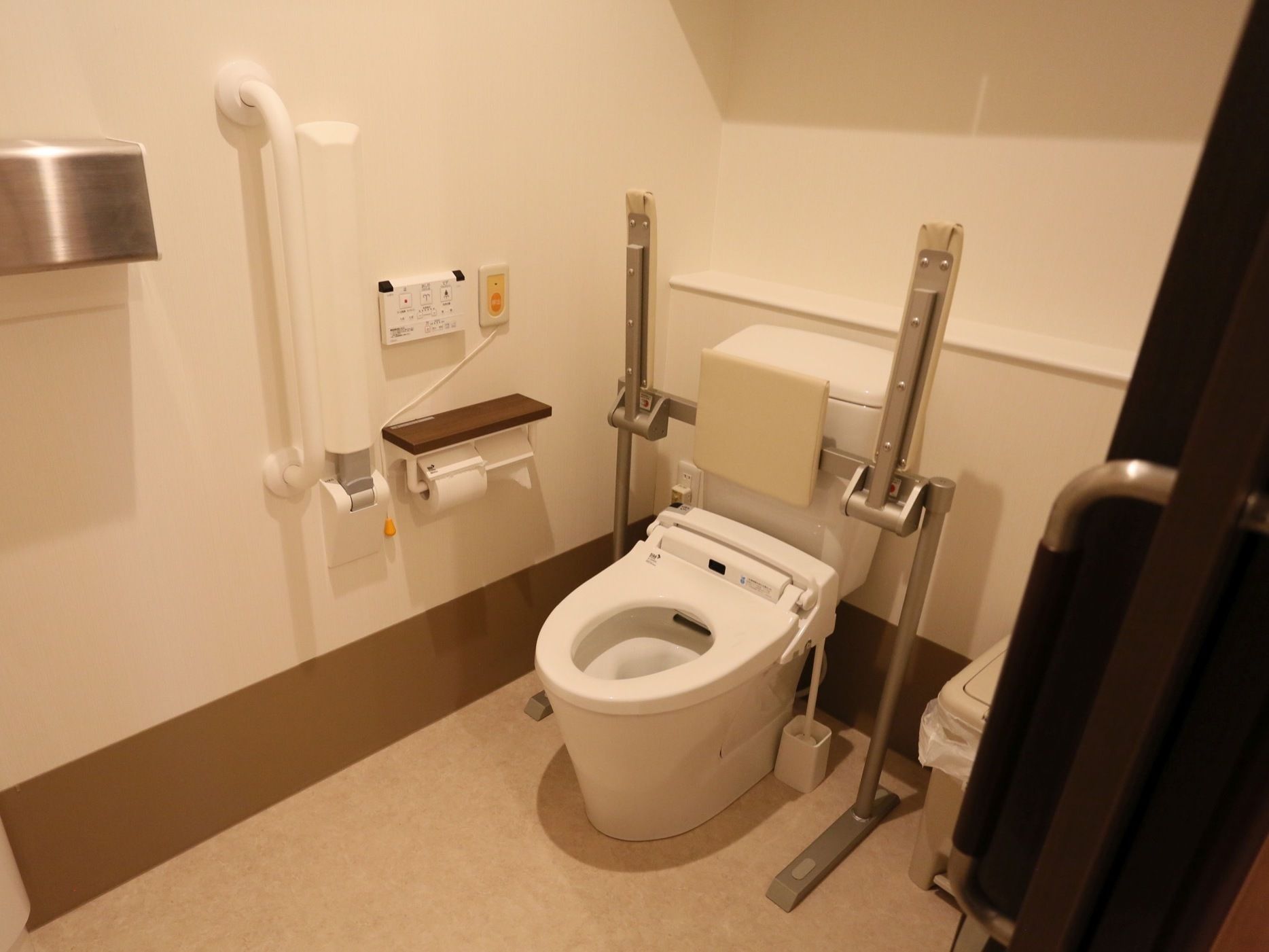 居室内に設置されたトイレには、安全に配慮した設備を充実させ、入居者様にご安心いただけるよう提供されている。