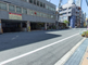 明るく穏やかな街角の景色
