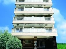 正面外壁にベランダが並ぶ、マンションタイプの施設