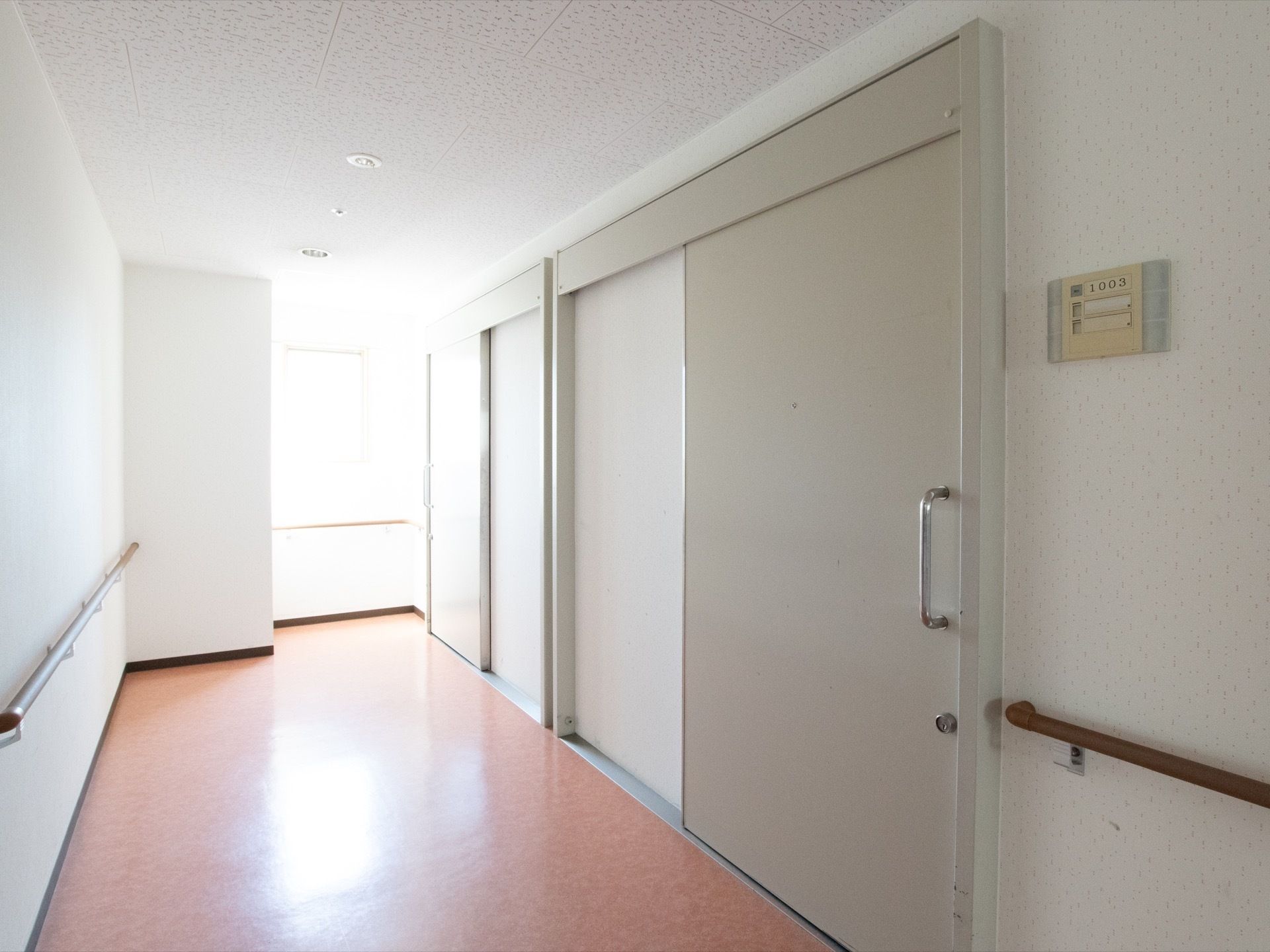 居室の出入口ドアは白色のものを採用している。廊下も白色を基調としており、圧迫感のない空間となっている。