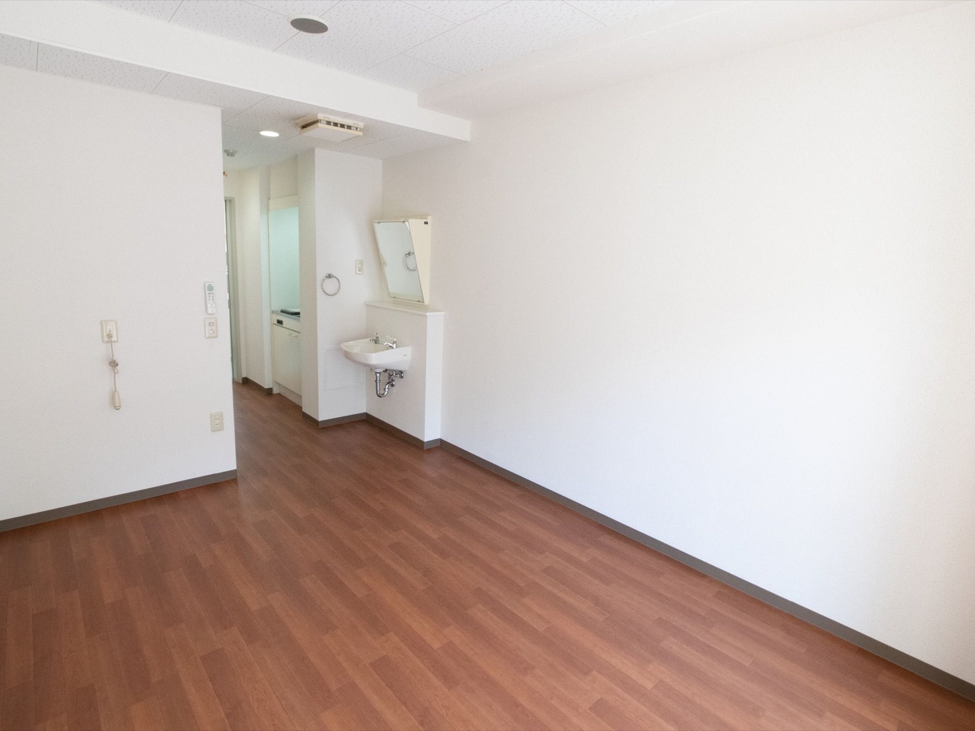 居室に設置されている洗面台の鏡は角度をつけて取りつけらており、背の低い入居者様も見やすくなっている。