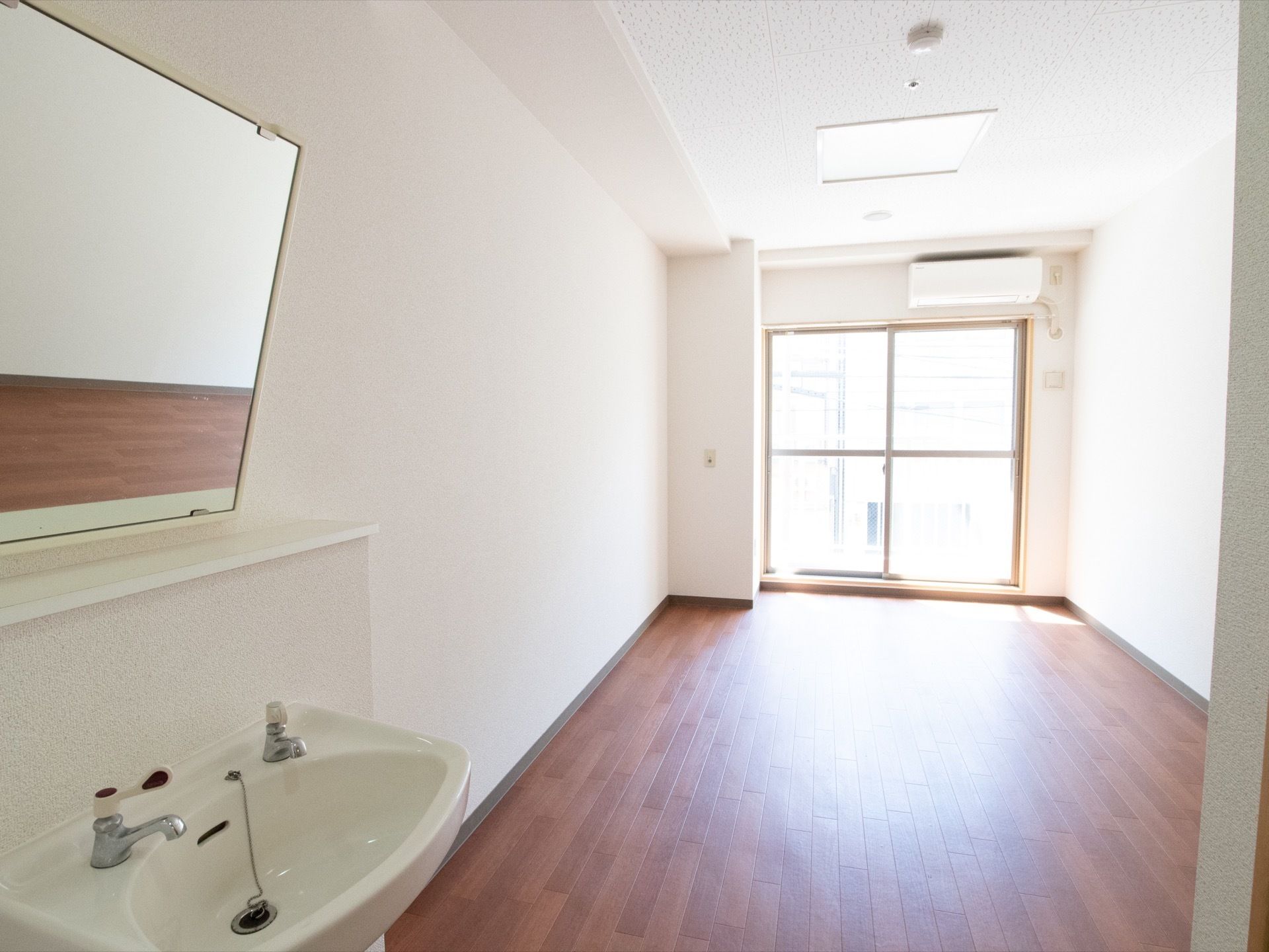 掃出し窓から明るい日差しが入る居室である。ルーフバルコニーがあり、入居者様は自由に行き来することができる。