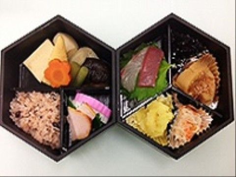 様々な食材を使った数種類のおかずが並ぶ、施設の食事