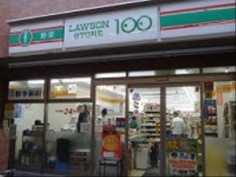 近くにあるコンビニエンスストアは白い看板にグリーンの文字で店名が書かれている。店内は明るくガラス張りで中が見渡せる。