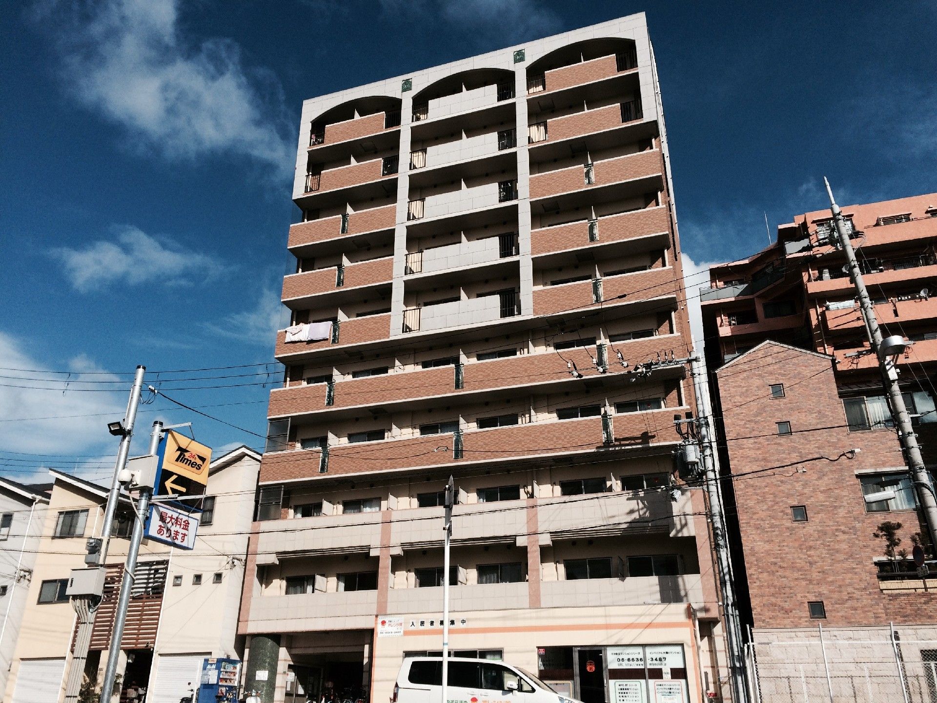街の一角にある、茶色とベージュが使われたツートンカラーの10階建てマンションである。プライバシーに配慮した高いベランダがある。