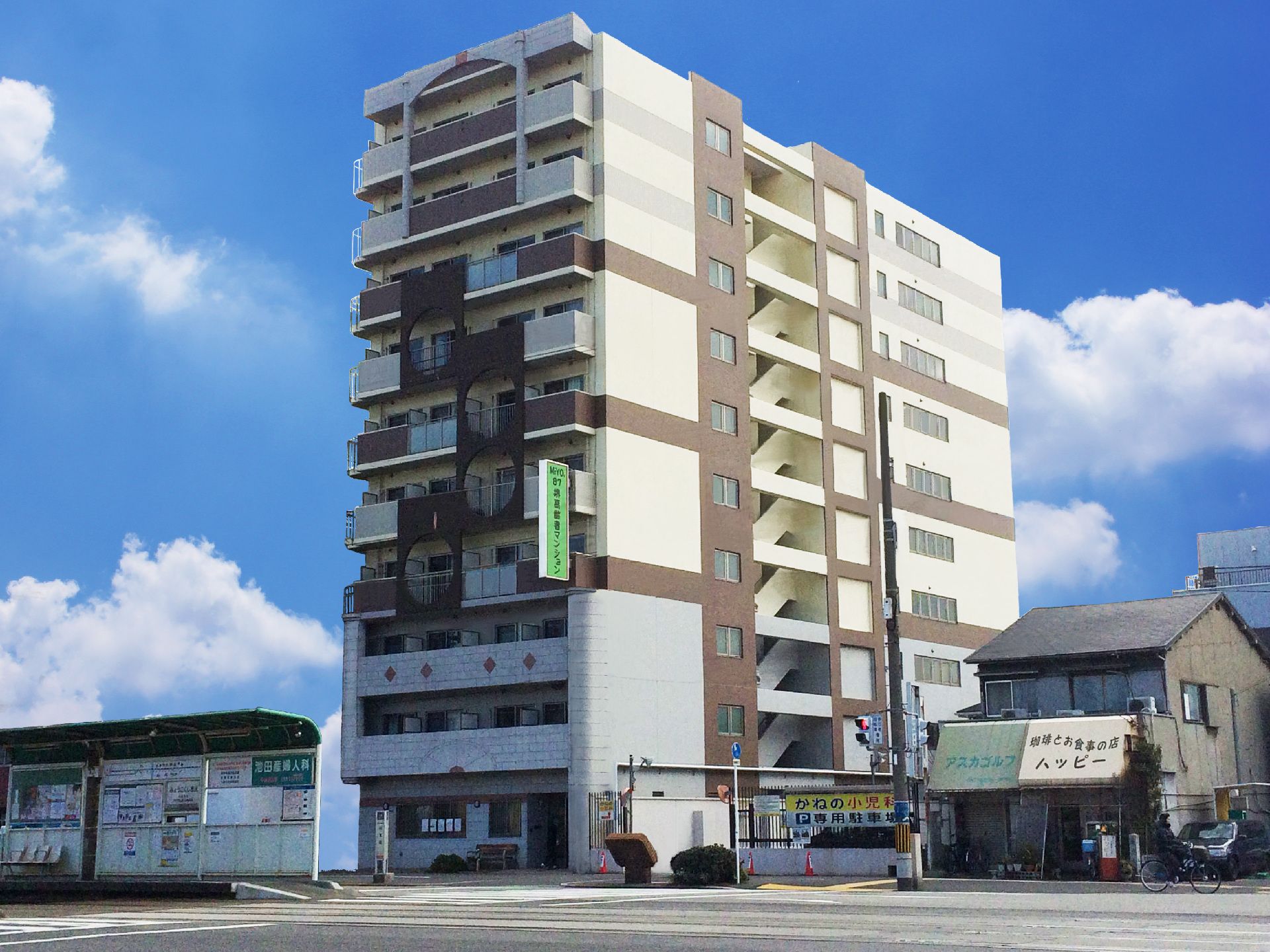 白と茶色のお洒落な外観で、ベランダも備わったマンションタイプの施設