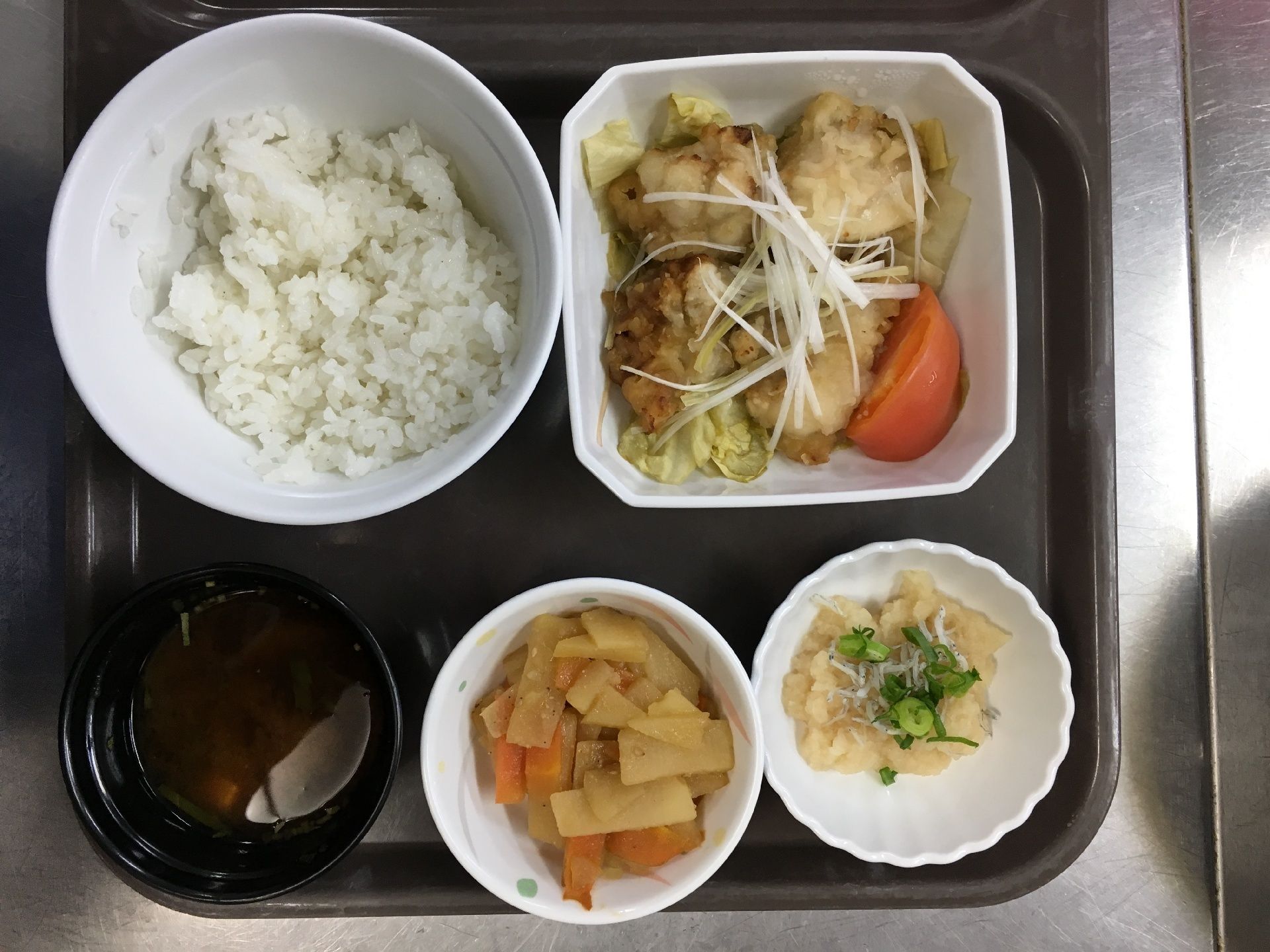 柔らかい鶏肉のしらがねぎ添え、下には茹でキャベツが敷かれている。しらす干し、野菜の煮物、お吸い物などもある。