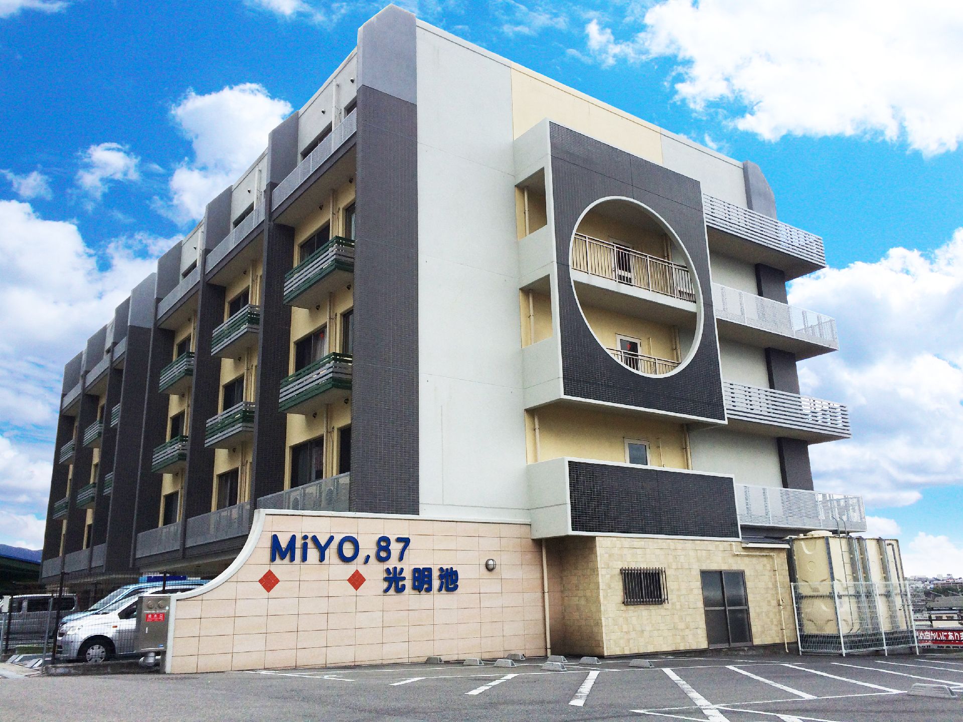 黒と白の配色が印象的なデザインのマンションタイプの施設
