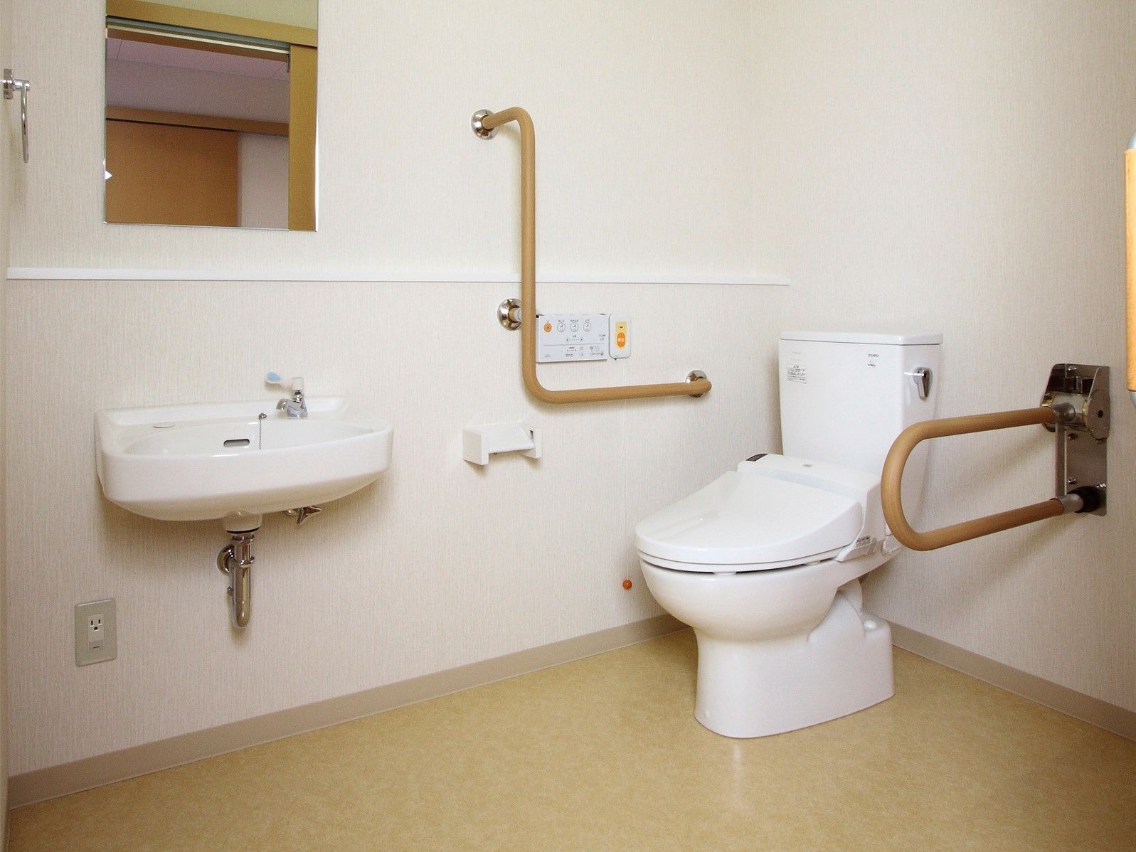 温水洗浄便座機能つきのトイレが設置されている。スペースも広く、手すりも完備されているので車椅子や歩行器をご利用の方も安心して使用できる。