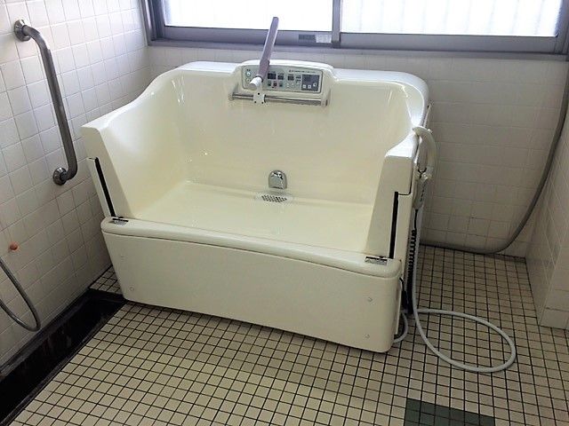 広いスペースに介護用の浴槽が設置されているのでスムーズに入浴ができる。手すりも設置されているので安全に使用できる。