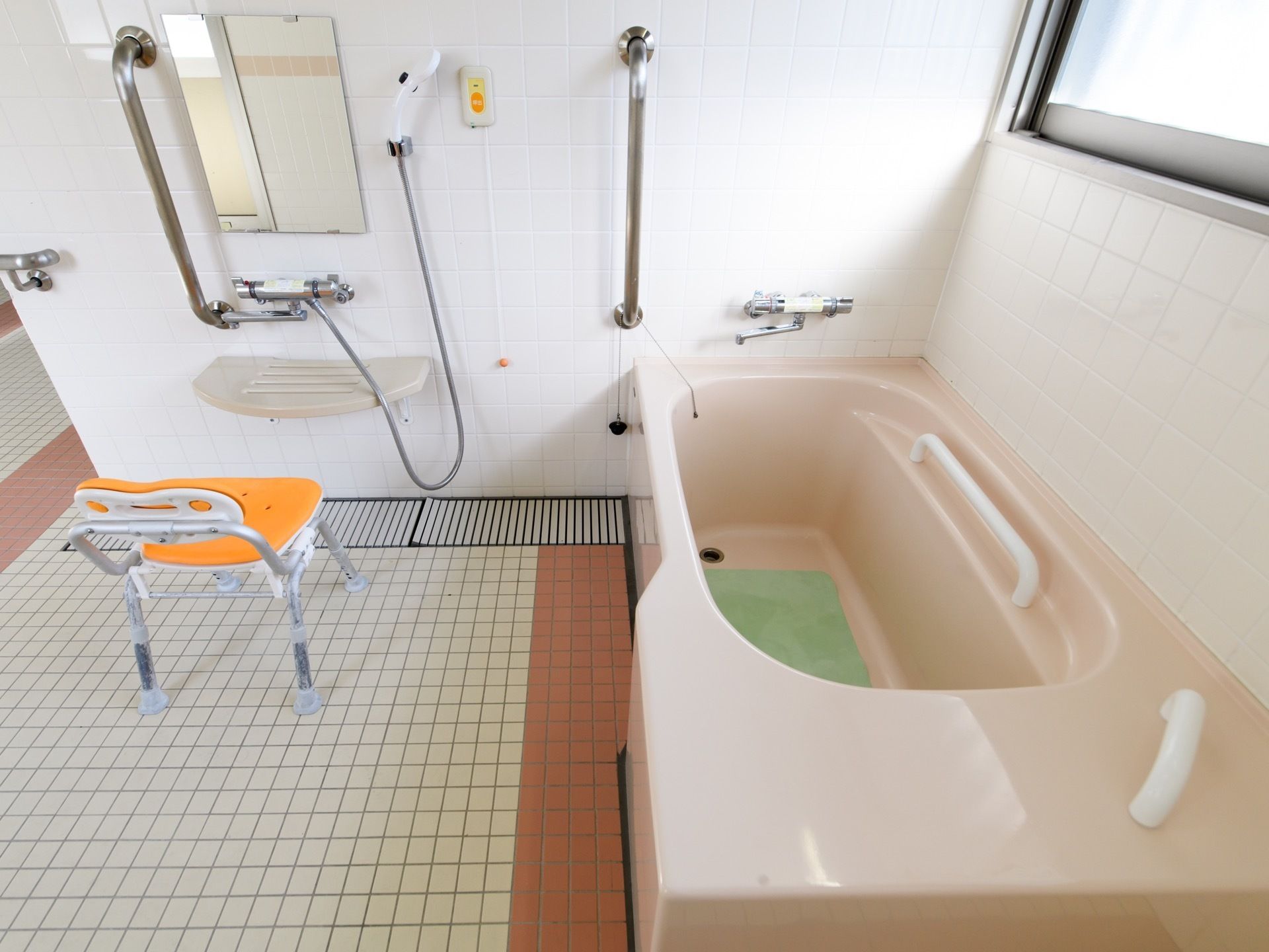 浴室には窓が設けられ、快適にご利用いただけるよう常に清潔に保たれている。壁には緊急時のための呼び出しボタンが付いている。