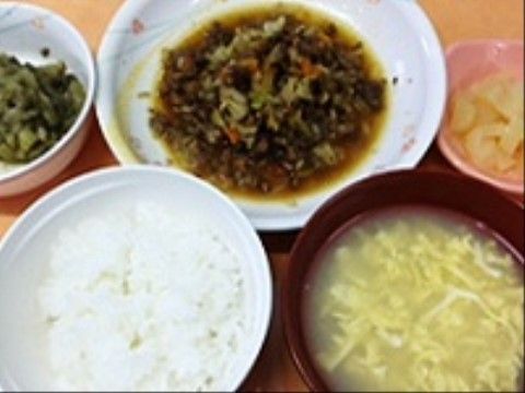 ごはんと味噌汁、メインディッシュ、副菜の構成でそれぞれ器が分けられている。野菜中心のメニューで健康に配慮している。