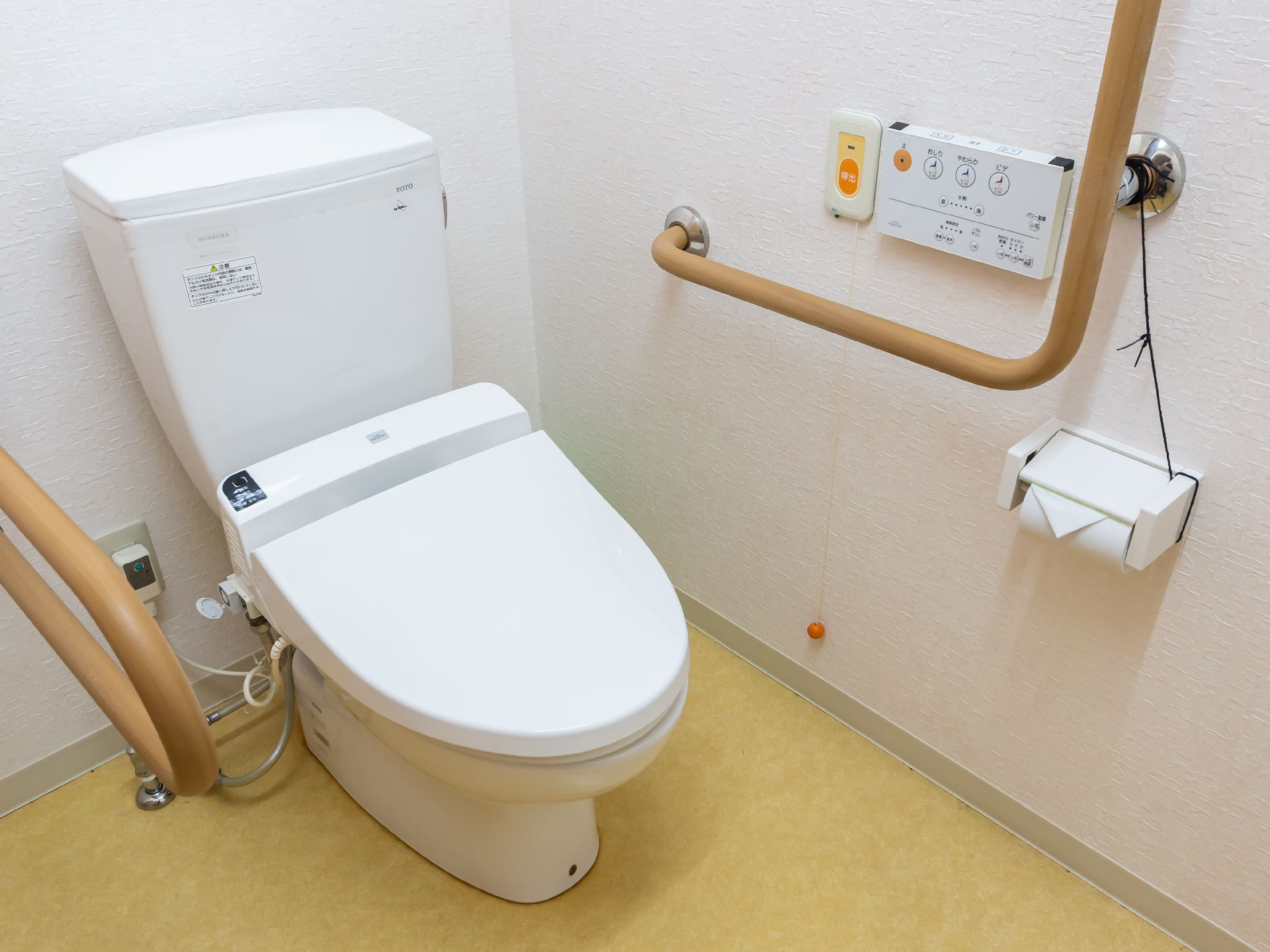 手すりが付いて段差が解消された、バリアフリー化されている洋式トイレ