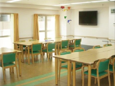 食堂はスペース活用のため、機能訓練室としても使用されている。広々としていて使い勝手のいいスペースになっている。