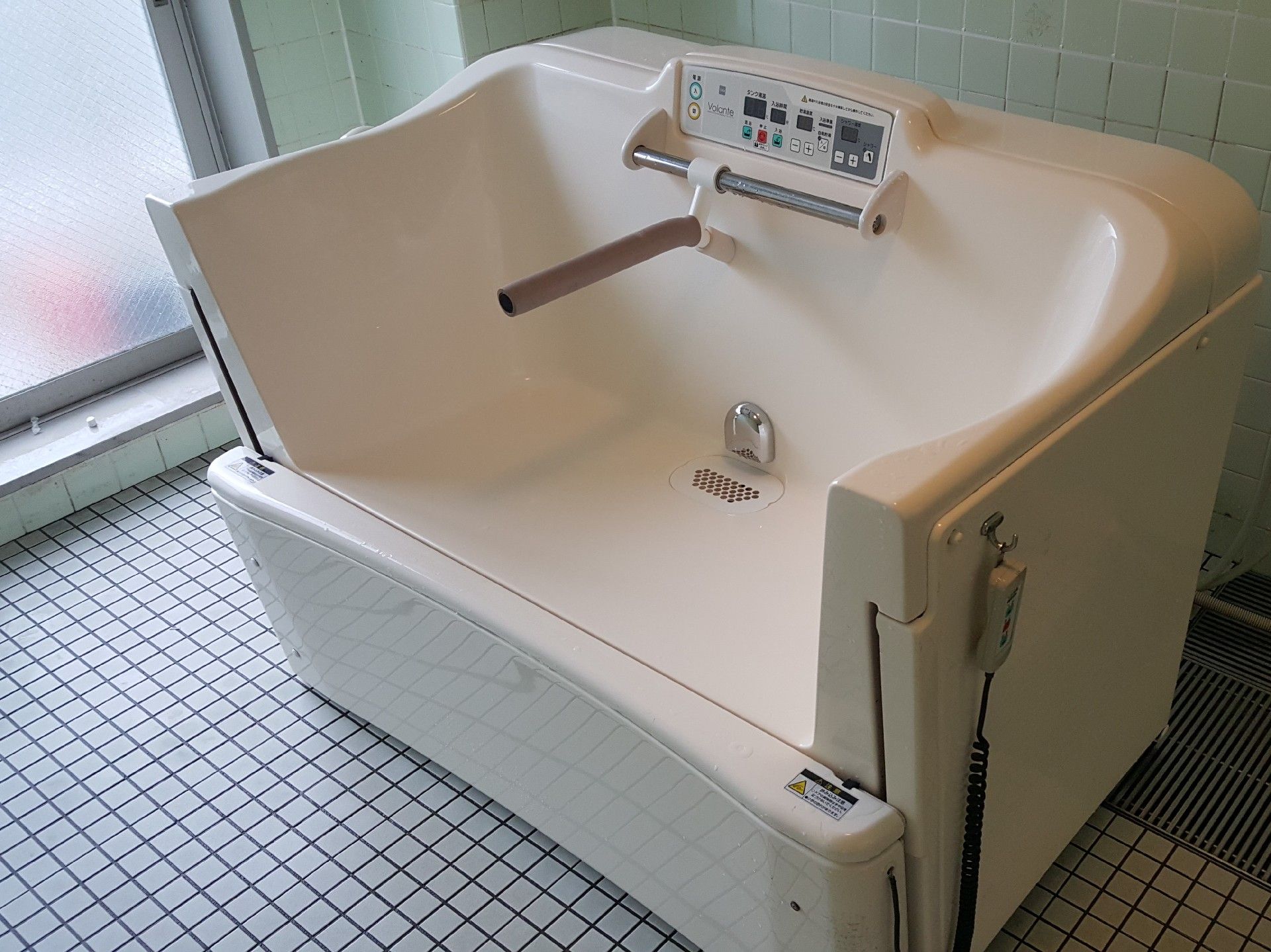 浴室の１つは機械浴室になっているので、入居者様の状態に合わせて入浴介助を行うことができる。介護度が上がっても対応できるので安心だ。