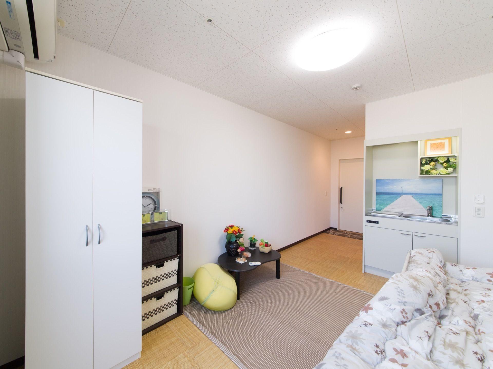 部屋の中にキッチンもついたタイプの居室でコンパクトで生活がしやすくなっている。エアコンで室温を調整できるので、快適に暮らすことができる。