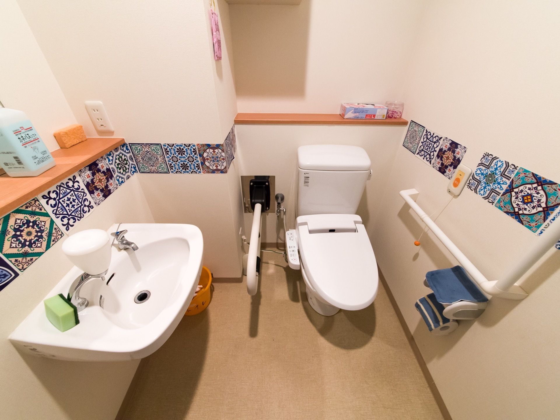 洋式トイレの左右には手すりが設けてあり、便座へ腰かけたり座ったりするときにしっかりと掴まることができ足腰が不安な入居者様も快適に利用できる。