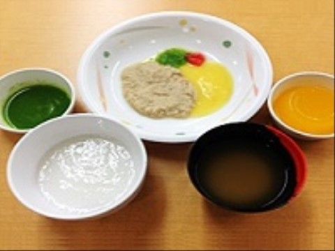 食事の内容は入居者様の状態に応じて対応できるようになっている。嚥下の問題のある方には、ペースト状の食事を提供するなど心配りされている。