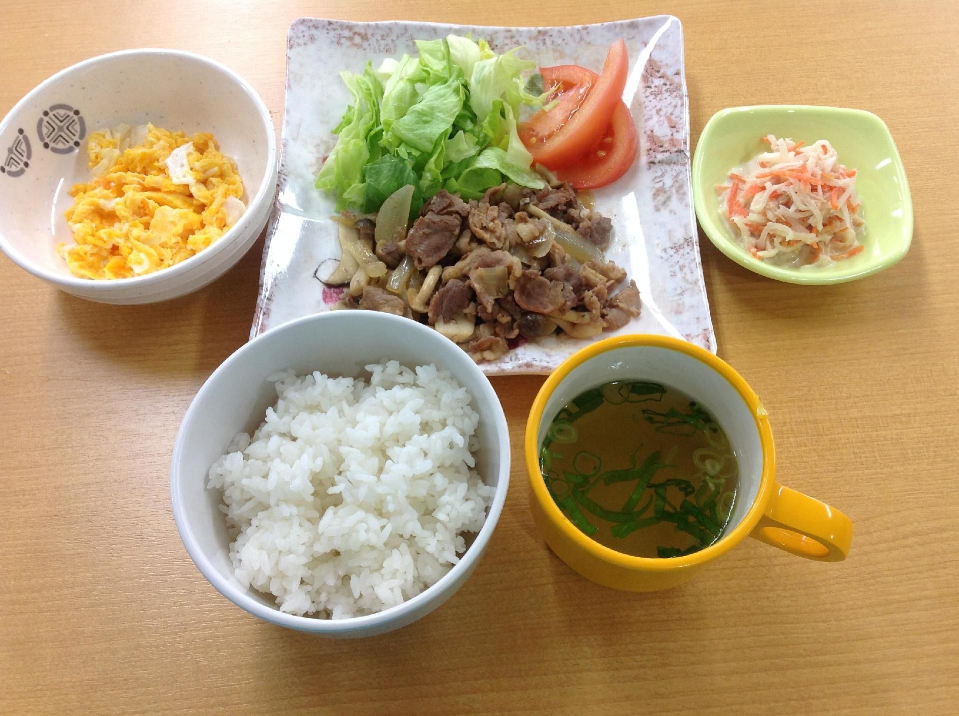 食事は栄養のバランスはもちろんのこと、彩りや盛りつけなどにもこだわっている。入居者様が食事を楽しんでもらえるようになっている。