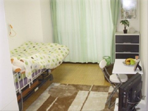 介護ベッドの置かれた、ご自宅のように生活していただける居室