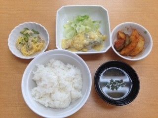 様々な食材が使われ、食べやすさにも配慮した施設の食事