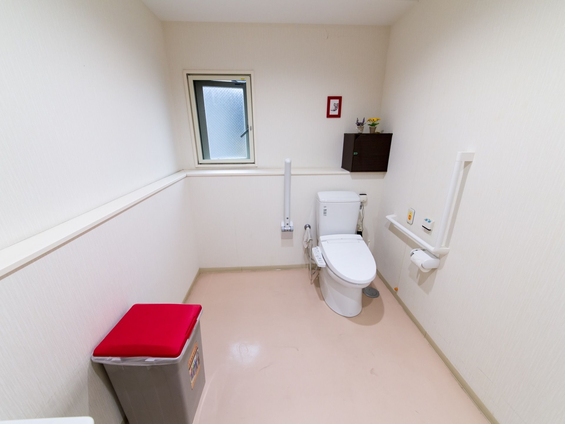ひろびろとした空間のトイレなので、歩行器を利用したままなかにはいることができ、便座に楽に座ることができる。