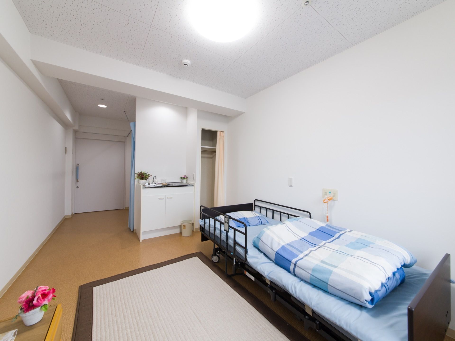 電動ベッドそばの壁にはブザーが取り付けてあるので、入居者様が就寝中気分が悪くなったときなどでも、すぐにスタッフと連絡をとることができる。