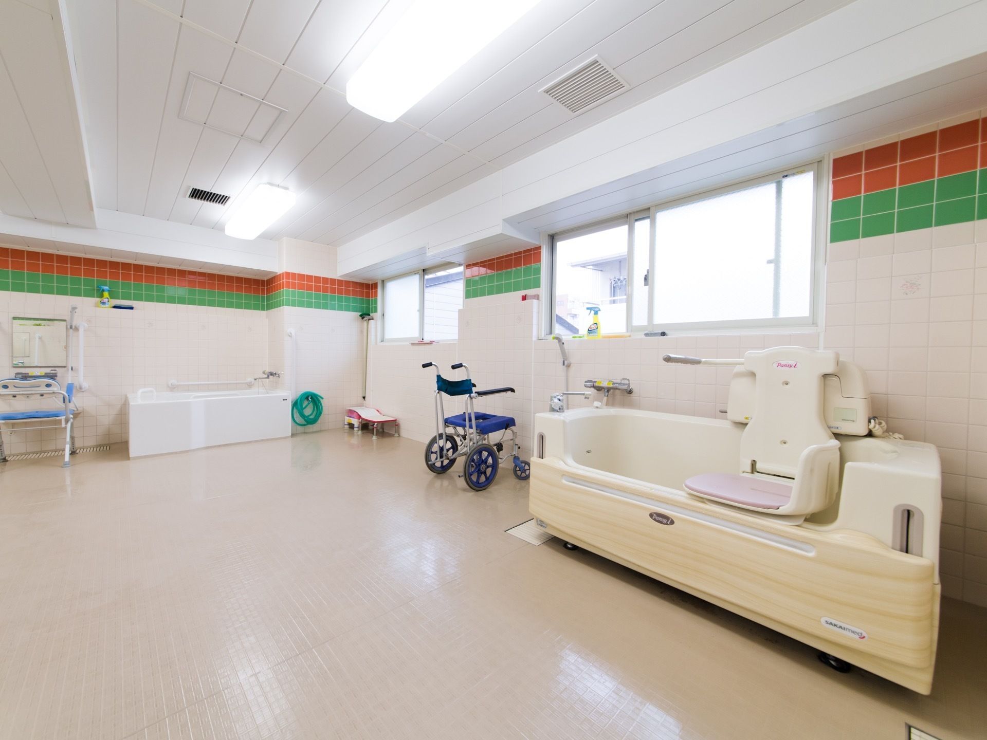 座った状態のまま入浴ができる専用の介助バスで、足腰に問題がある入居者様でも安全に入浴をすることができる。