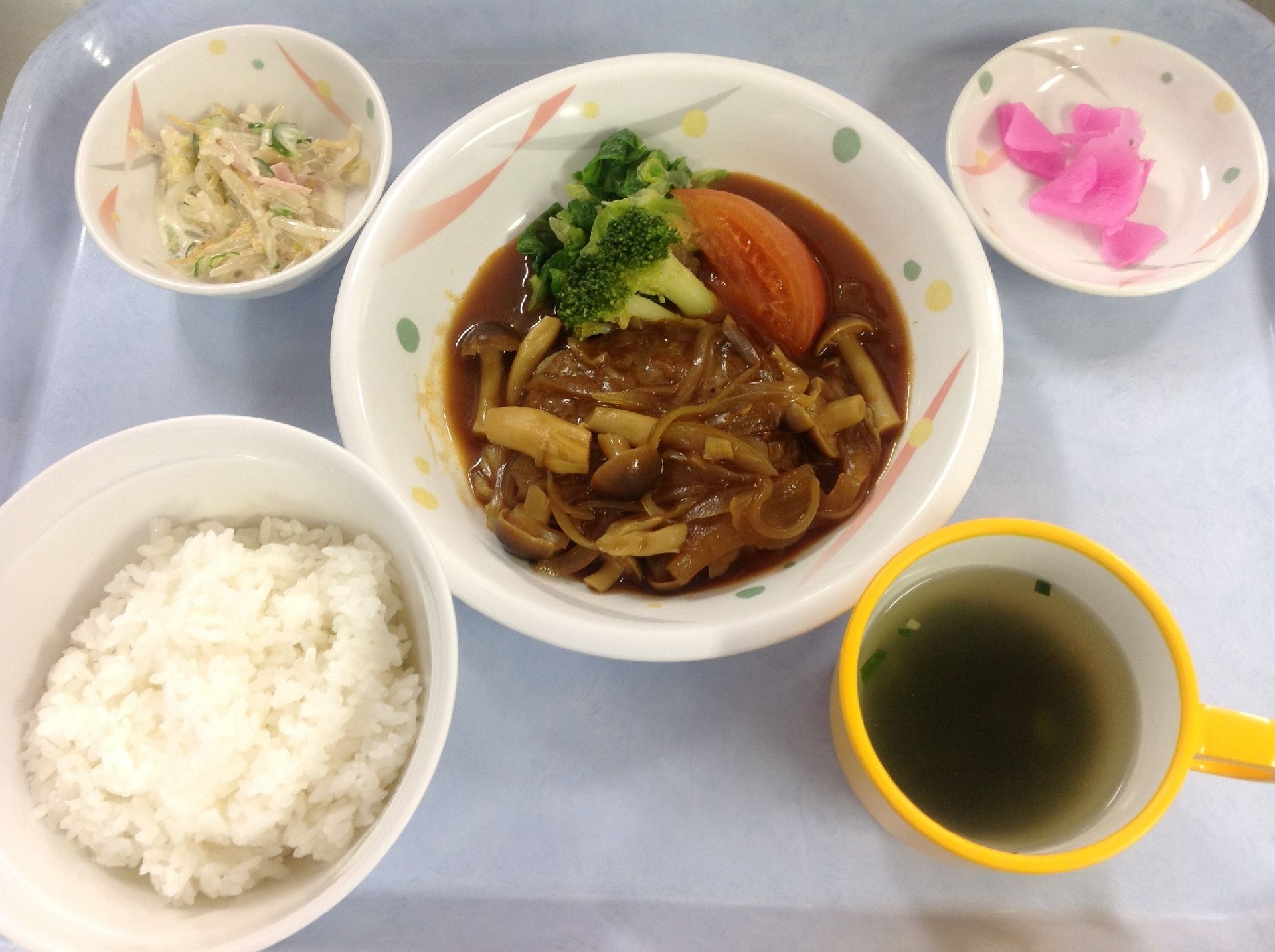 献立はメニューが豊富にあって入居者様を飽きさせない工夫がされている。毎食できたての美味しい料理が提供されている。