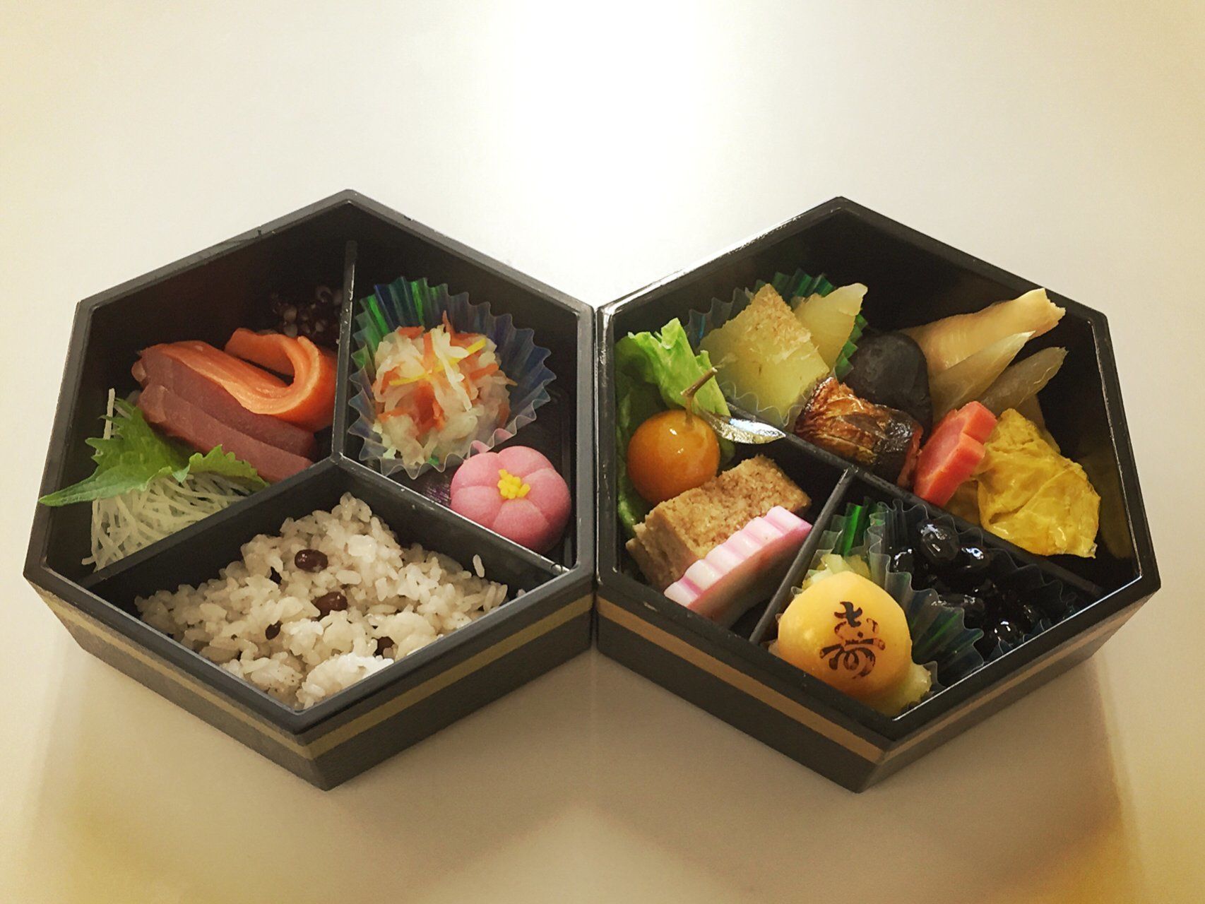 敬老の日などのお祝いの日のメニュー。豪華な２段重に見た目に美しい料理が詰められている。量を少なく種類豊富にあるので楽しんで食べられる。