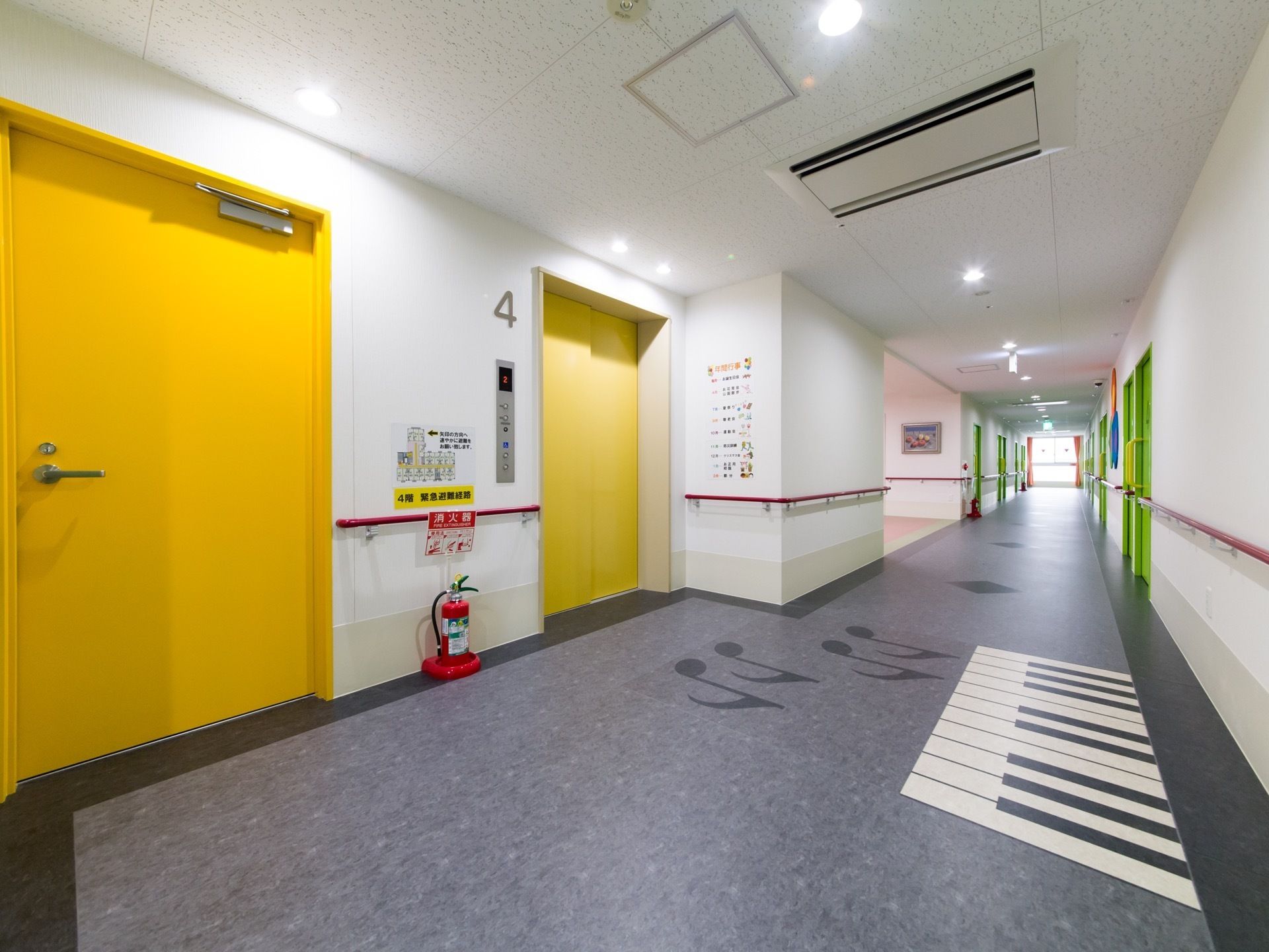エレベーター前の踊り場や通路には鍵盤の絵が描かれていたり、ドアがとてもカラフルだったりと入居者様が廊下を歩行するだけでも明るく過ごせる。