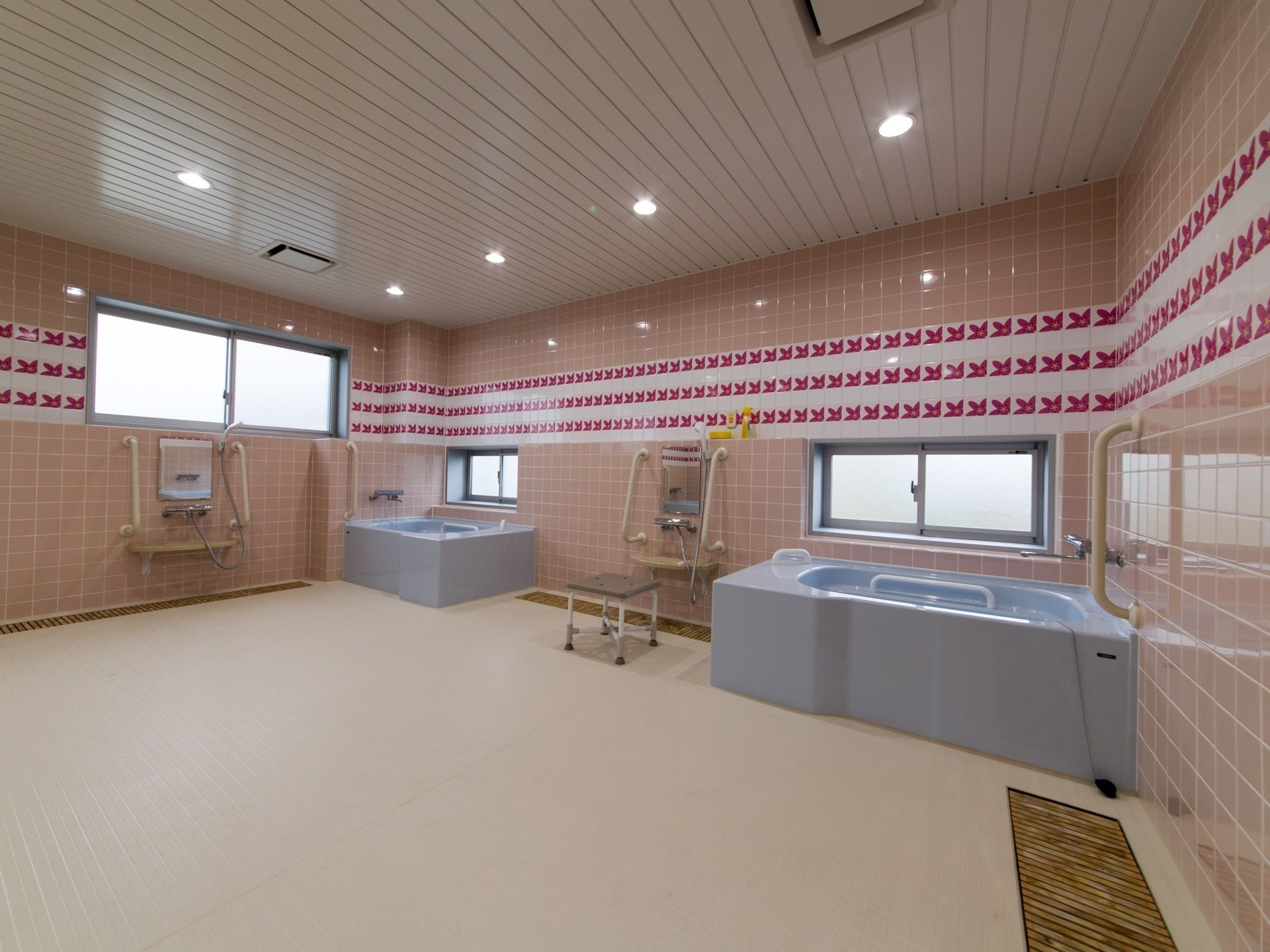 広々とした浴室で、洗い場も広く、シャワーチェアを利用しながら洗髪や体を洗う事ができるので、入居者様も快適なバスタイムを過ごせる。