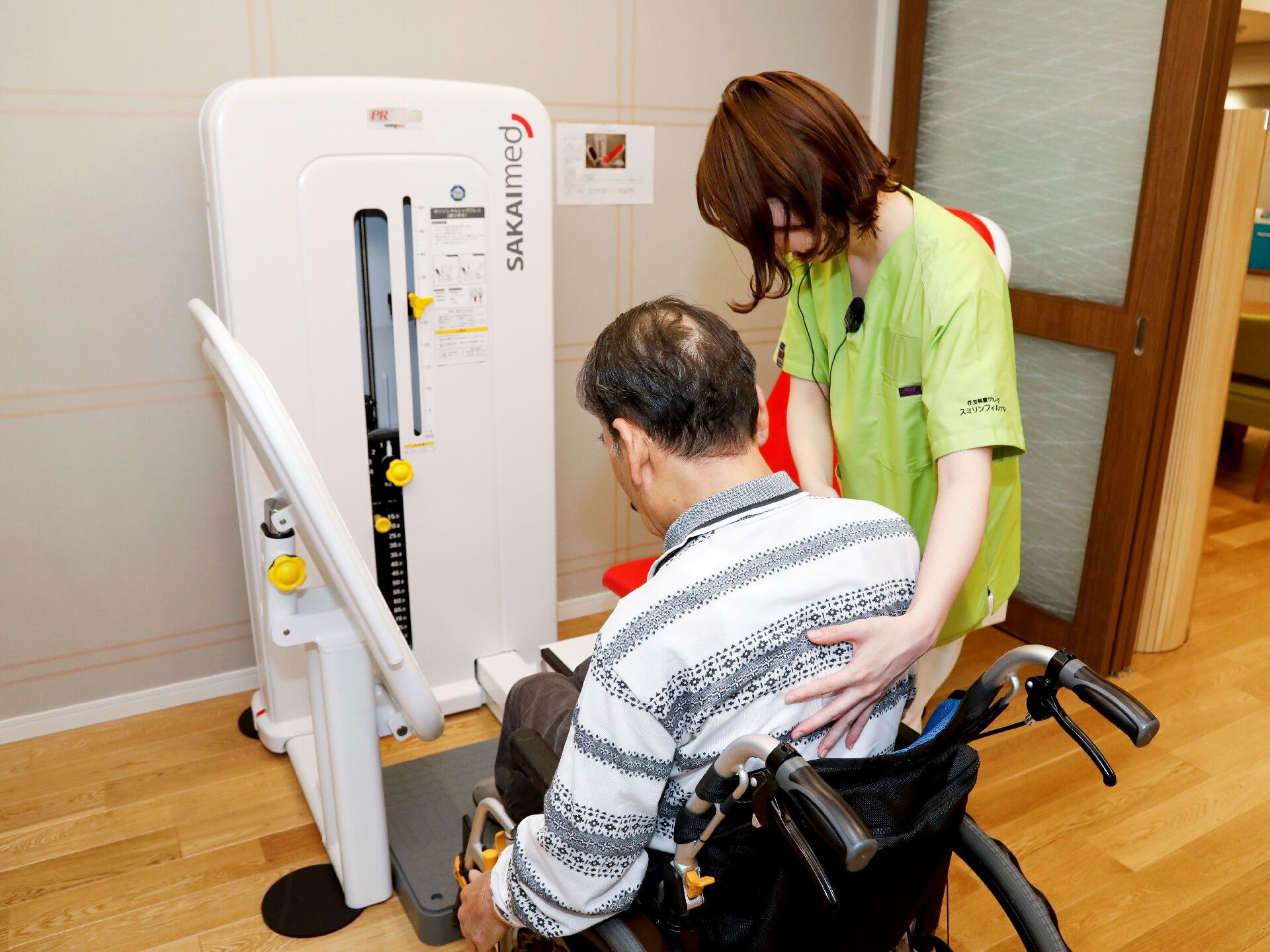 清潔感のある白いタイル張りの浴室に用意された介護入浴機器