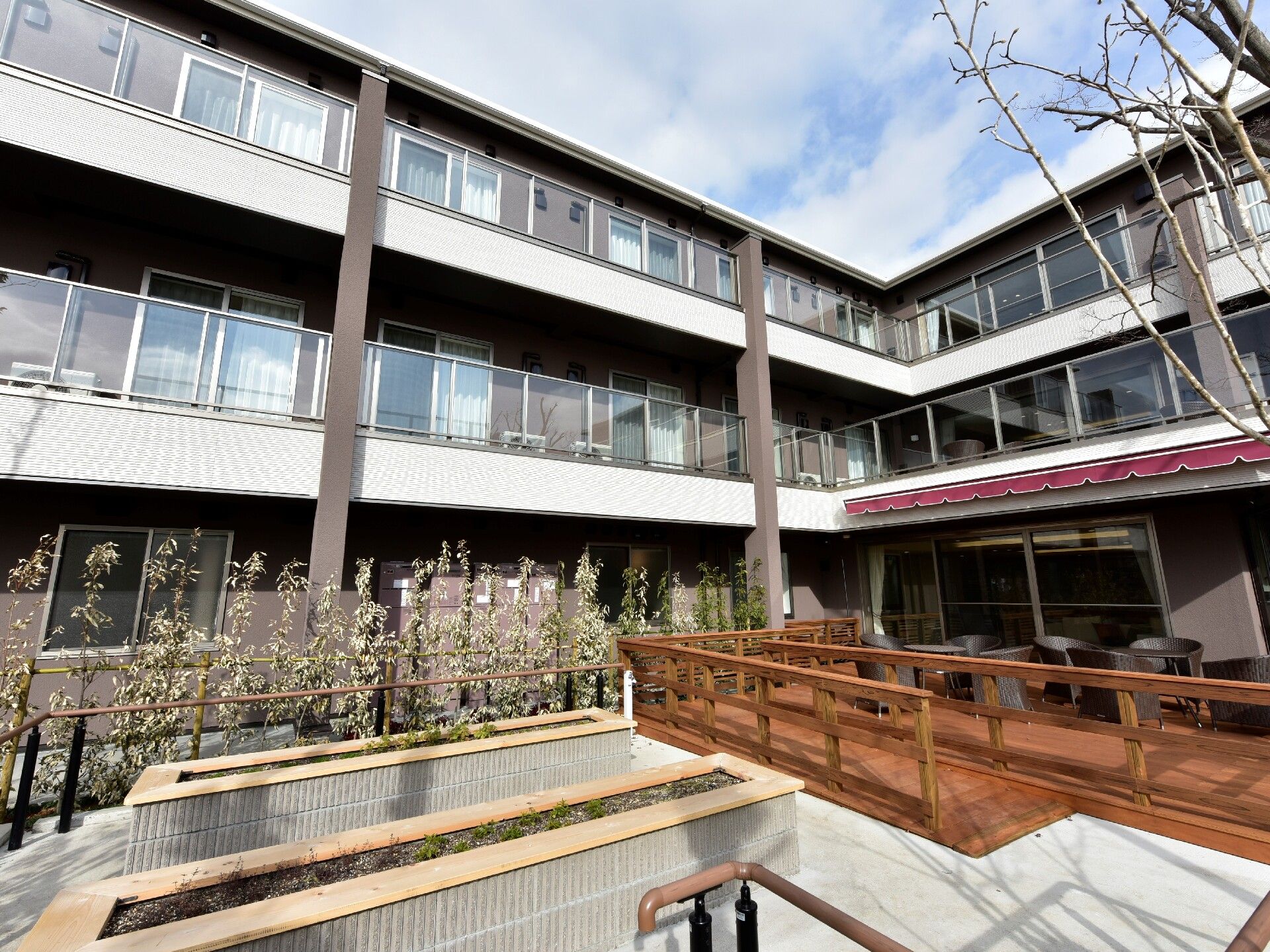 3階建てのスッキリとした和風モダンな施設である。玄関入口すぐまで車が着けるように、専用駐車場が設けられている。
