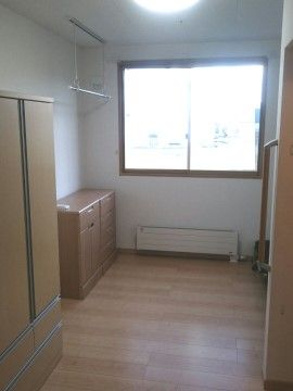 明るい日差しが差し込む居室は、木のぬくもりが感じられる。使い慣れた家具などを持ち込めば、自宅と同じようにくつろぐことができる。