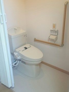 トイレはアコーディオン式のカーテンで区切られていて開閉しやすい。床はバリアフリーなので安全に移動できる。