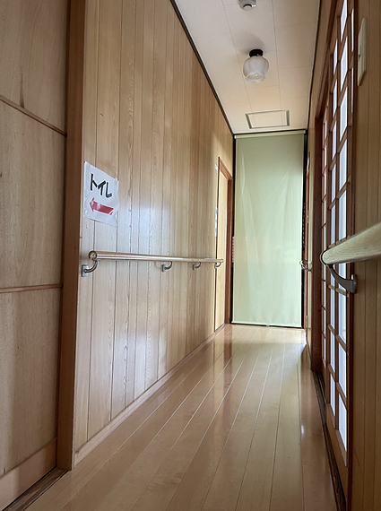 木目調の温かみある廊下