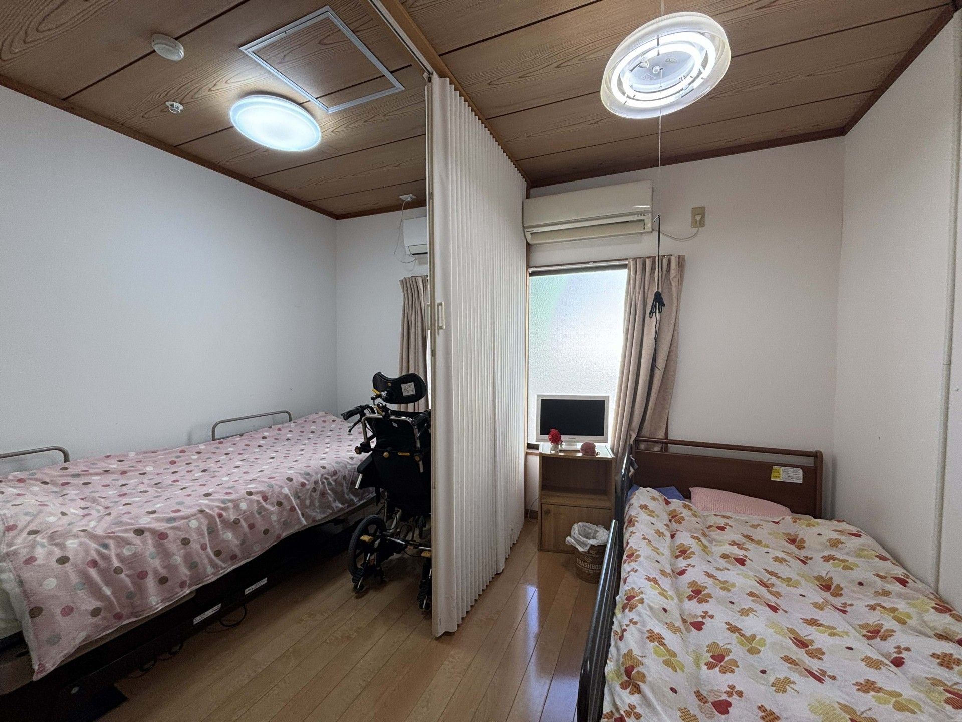 二つのベッドがある部屋