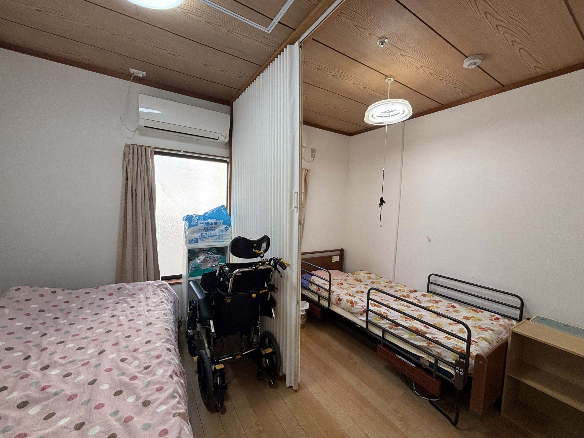 二つのベッドがある部屋