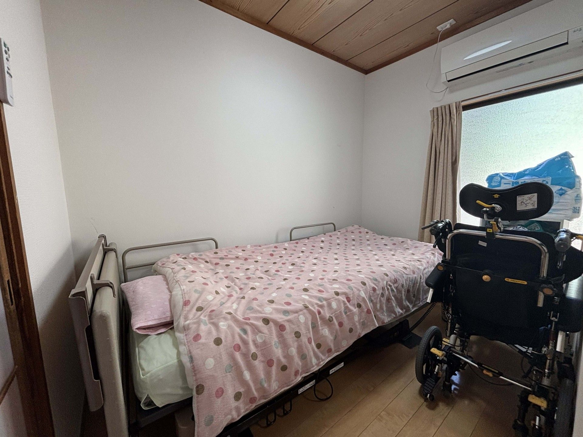 ベッドと車椅子のある部屋