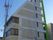 5階建ての白い建物で、周りの建物と調和のとれた外観である。大通りに面していないので、静かな環境である。
