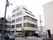 施設は白い5階建ての建物。１階が食堂、２階以上が居住スペースになっている。普通のマンションのような外観。