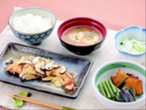 様々な食材を使用した、見た目にもこだわった施設のお食事